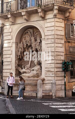 Rom, Italien - 13. Februar 2016: Rom vertikale Straßenansicht mit Touristen in der Nähe von alten Straßenskulptur Stockfoto