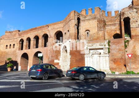 Rom, Italien - 13. Februar 2016: Blick auf die Straße von Rom mit geparkten Autos in der Nähe der alten Befestigungsmauern der Porta Pinciana, ist es ein Tor der Aurelianischen Mauern Stockfoto