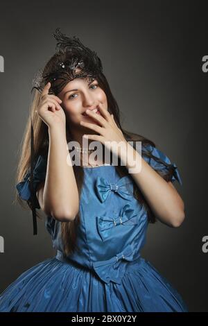 Lächelnde Frau in blauen Prinzessin Kleid mit Maske. Karneval in Venedig Porträt Stockfoto