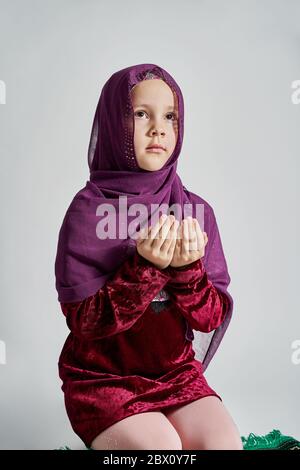 Ein muslimisches Mädchen in einem Hijab betet Stockfoto