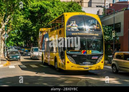 Gelb Doppeldecker Touristen Bus gefüllt mit Touristen besuchen Recoleta, Buenos Aires, Argentinien - 23. Januar 2019 Stockfoto