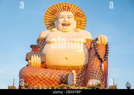 Budai oder Pu-Tai oder Happy Buddha oder lachende Big Buddha Statue im Wat Plai Laem Tempel in Ko-Samui Stockfoto