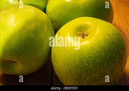 Nahaufnahme Foto von grünen Äpfeln auf einem Holzbrett. Stockfoto