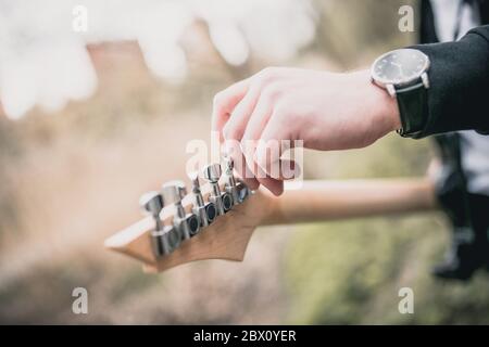 Nahaufnahme des Halses einer E-Gitarre mit verchromten Stahlpflöcken Stockfoto