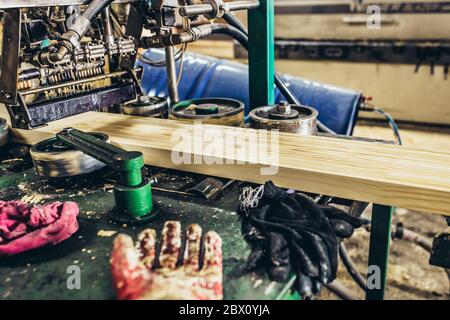 Automatische Anklebung von Brettern - Sägewerk - Produktion von Brettschichtholz Stockfoto