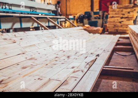 Industrielle Spleißlänge - Sägewerk - Herstellung von verleimten Schichtholz Stockfoto