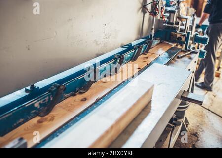 Industrielle Spleißlänge - Sägewerk - Herstellung von verleimten Schichtholz Stockfoto