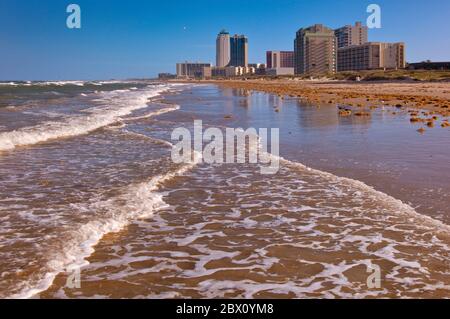 Eigentumswohnung und Hotel überragen den Golf von Mexiko Strand in South Padre Island, Texas, USA Stockfoto