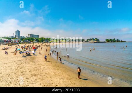 Touristen und Einheimische genießen den Sommer am playa Ramirez (Ramirez Strand), Montevideo, Uruguay, 27. Januar 2019 Stockfoto