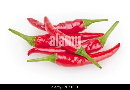 Rote Cayennepfeffer auf weißem Hintergrund mit Schnittpfad isoliert Stockfoto