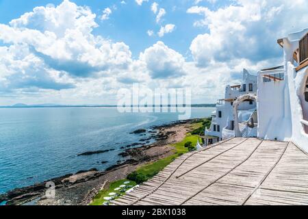 Blick vom berühmten Casapueblo, den weiß getünchten Zement- und Stuckgebäuden in der Nähe der Stadt Punta Del Este, Uruguay, 28. Januar 2019 Stockfoto