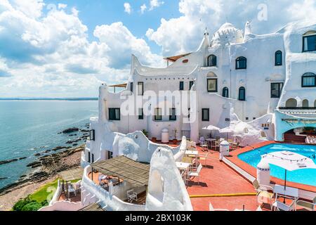 Pool und Terrasse des berühmten Casapueblo, die weiß getünchten Zement und Stuckgebäude in der Nähe der Stadt Punta Del Este, Uruguay, 28. Januar 2019 Stockfoto