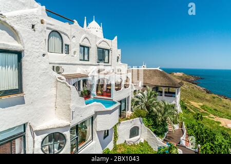 Das berühmte Casapueblo, die weiß getünchten Zement- und Stuckgebäude in der Nähe der Stadt Punta Del Este, Uruguay, 28. Januar 2019 Stockfoto