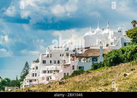 Das berühmte Casapueblo, die weiß getünchten Zement- und Stuckgebäude in der Nähe der Stadt Punta Del Este, Uruguay, 28. Januar 2019 Stockfoto