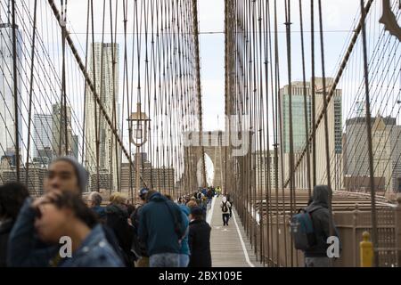 New York, USA, 4. Mai 2020. Einige Leute gehen während des Covid-19 Ausbruchs auf der Brooklyn Bridge. Stockfoto