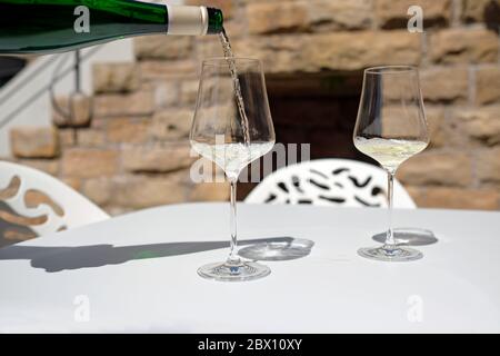 Weinprobe - zwei Weißweingläser auf einem Tisch an einem sonnigen Tag Stockfoto