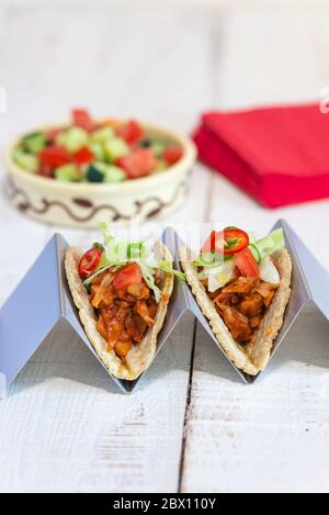 Zwei gezogene Jackfruit vegane Tacos mit weichen Mais-Tortillas in einem Tortilla-Stand gemacht. Stockfoto