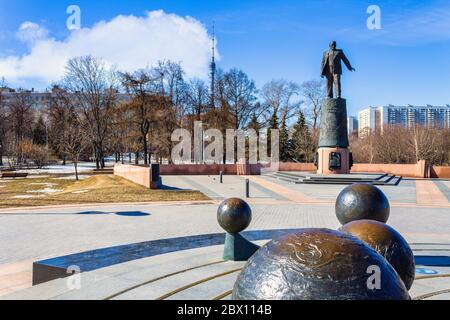 Sergei Korolev Skulptur und Memorial Park in der Nähe von Raketendenkmal für die Eroberer des Weltraums in Moskau, Russland. Stockfoto