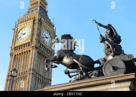 Die Statue von Boudica steht dem Elizabeth Tower (Big Ben) in der Morgensonne im Zentrum von London, Großbritannien. Stockfoto