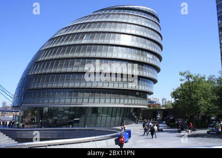 Das seltsam geformte Rathaus am Ufer der Themse in London, Großbritannien Stockfoto