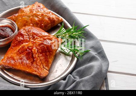 Frischer, köstlicher Blätterteig auf weißem Holztisch, Draufsicht. Stockfoto