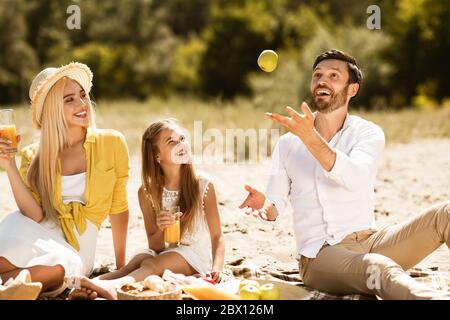 Familie Genießen Tag In Der Natur Spaß Haben Jonglieren Mit Früchten Stockfoto