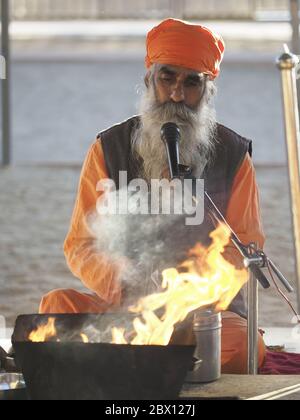 Bischnoi Priester Unternehmen FeuerzeremoniJajiwal Dune Rajasthan, Indien PE000029 Stockfoto