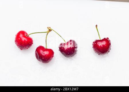 Kirschen von kirschroter Farbe, fast granatrot, vitaminreiche Frucht, roh gegessen ideal für Desserts von Marmeladen, Marmeladen, Säfte. Voller Vitamine und sehr hea Stockfoto