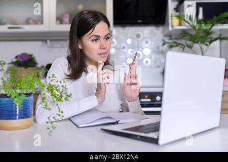 Junge Frau, die im Home Office mit Laptop, Geschäftsfrau, Lehrer arbeitet Stockfoto