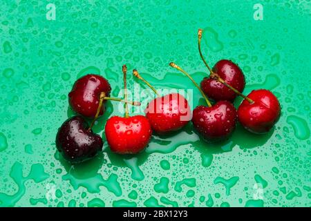 Kirschen von kirschroter Farbe, fast granatrot, vitaminreiche Frucht, roh gegessen ideal für Desserts von Marmeladen, Marmeladen, Säfte. Voller Vitamine und sehr hea Stockfoto