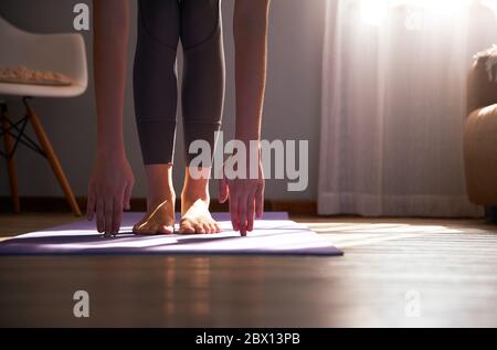 Anonyme Frau Yoga zu Hause Landschaft Stockfoto
