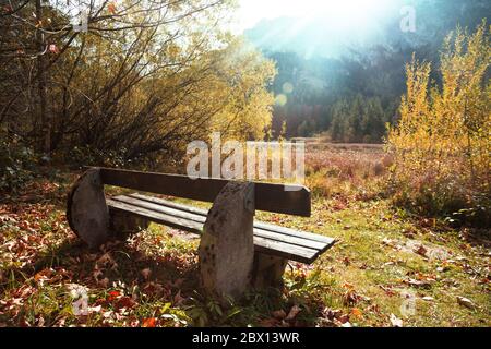 Gemütliche Bank in den Bergen am Ufer eines Bergsees Stockfoto