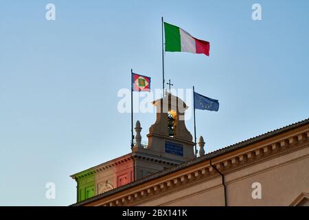 Flaggen von Italien, Europäische Union, Presidential Standard von Italien winken auf dem Quirinal Palace, der letztere nur geflogen, wenn der Präsident ist in Stockfoto