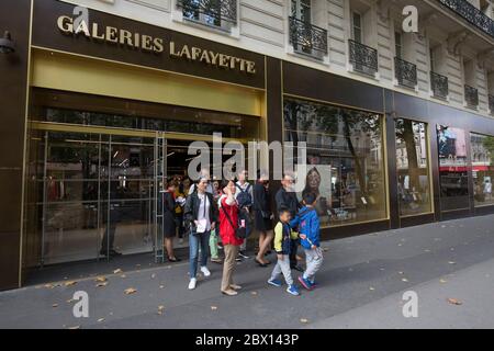 21 BD HAUSSMANN EIN GESCHÄFT FÜR ASIATISCHE TOURISTENGRUPPEN IN PARIS Stockfoto