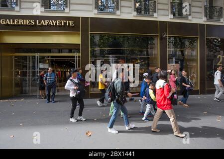 21 BD HAUSSMANN EIN GESCHÄFT FÜR ASIATISCHE TOURISTENGRUPPEN IN PARIS Stockfoto