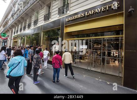 21 BD HAUSSMANN EIN GESCHÄFT FÜR ASIATISCHE TOURISTENGRUPPEN IN PARIS Stockfoto