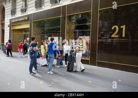 21 BD HAUSSMANN EIN GESCHÄFT FÜR ASIATISCHE TOURISTENGRUPPEN IN PARIS Stockfoto