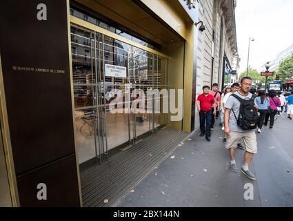 21 BD HAUSSMANN EIN GESCHÄFT FÜR ASIATISCHE TOURISTENGRUPPEN IN PARIS Stockfoto