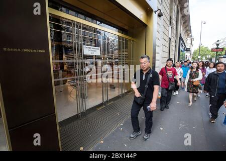 21 BD HAUSSMANN EIN GESCHÄFT FÜR ASIATISCHE TOURISTENGRUPPEN IN PARIS Stockfoto