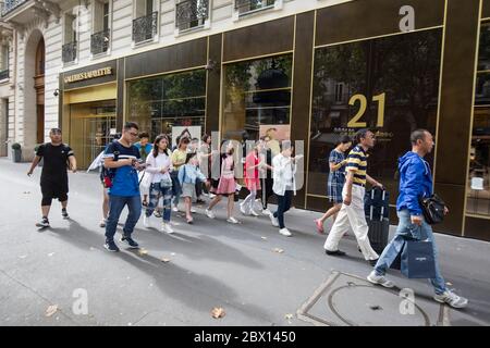 21 BD HAUSSMANN EIN GESCHÄFT FÜR ASIATISCHE TOURISTENGRUPPEN IN PARIS Stockfoto