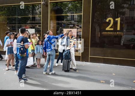 21 BD HAUSSMANN EIN GESCHÄFT FÜR ASIATISCHE TOURISTENGRUPPEN IN PARIS Stockfoto