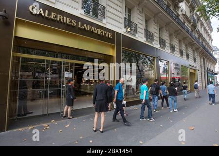 21 BD HAUSSMANN EIN GESCHÄFT FÜR ASIATISCHE TOURISTENGRUPPEN IN PARIS Stockfoto