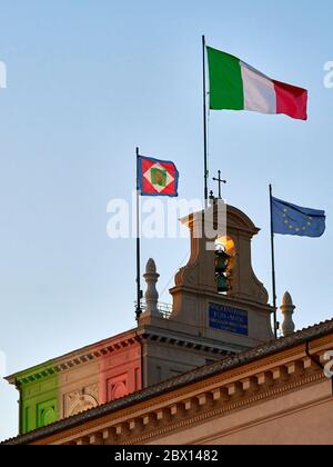 Flaggen von Italien, Europäische Union, Presidential Standard von Italien winken auf dem Quirinal Palace, der letztere nur geflogen, wenn der Präsident ist in Stockfoto