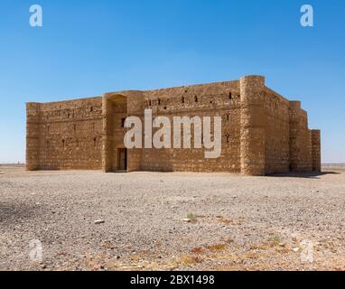 Außen mit Eingang, die frühislamische Stätte von Qasr Kharana, Jordanien Stockfoto