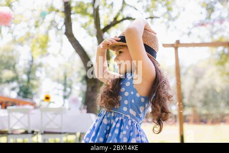 Kleines Mädchen im Garten im Sommer stehen, Geburtstagsfeier Konzept. Stockfoto