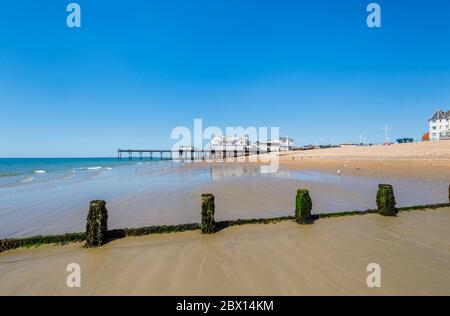 Blick auf den Pier und exponierte Groynes bei Ebbe in Bognor Regis, einer Küstenstadt in West Sussex, Südküste Englands Stockfoto