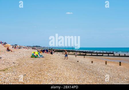 Panoramablick auf den Kiesstrand von Bognor Regis, einem Küstenort in West Sussex, Südküste Englands an einem sonnigen Tag mit blauem Himmel und Meer Stockfoto