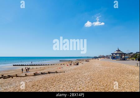 Die Promenade Esplanade entlang des Kiesstrandes und der Musikpavillon bei Bognor Regis, einer Küstenstadt in West Sussex, Südküste Englands Stockfoto