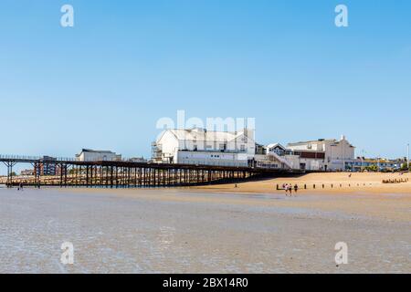 Der Pier und teilweise sandiger Teil steinigen Kiesstrand an der Küste bei Bognor Regis, einem Küstenort in West Sussex, Südküste Englands an einem sonnigen Tag Stockfoto