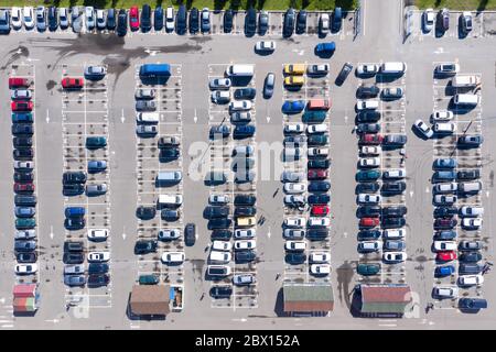 Autos werden in geraden Reihen auf dem Parkplatz in der Nähe des Einkaufszentrums geparkt. Stockfoto
